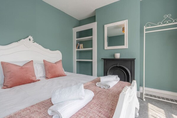 2 bedrooms, desk, iron/ironing board, travel crib - Margate Cosy Cottage | 5 mins Old Town & Beach (Cliftonville)