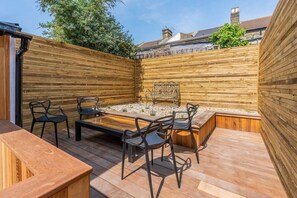 Outdoor dining - Margate Cosy Cottage | 5 mins Old Town & Beach (Cliftonville)