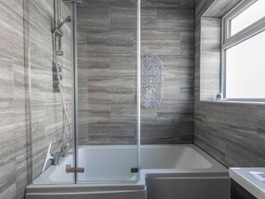 Hair dryer, towels - Family Bungalow with huge kitchen | Parking (Kent)