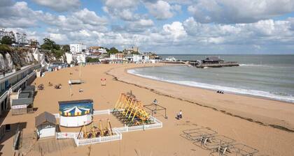 Family Bungalow with huge kitchen | Parking