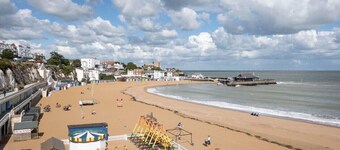 Family Bungalow with huge kitchen | Parking