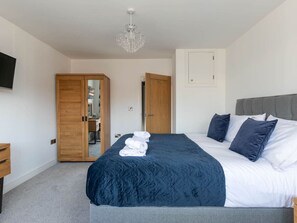 3 bedrooms, desk, iron/ironing board, travel cot - Family Bungalow with huge kitchen | Parking (Kent)