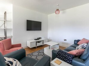 Een smart-tv en boeken