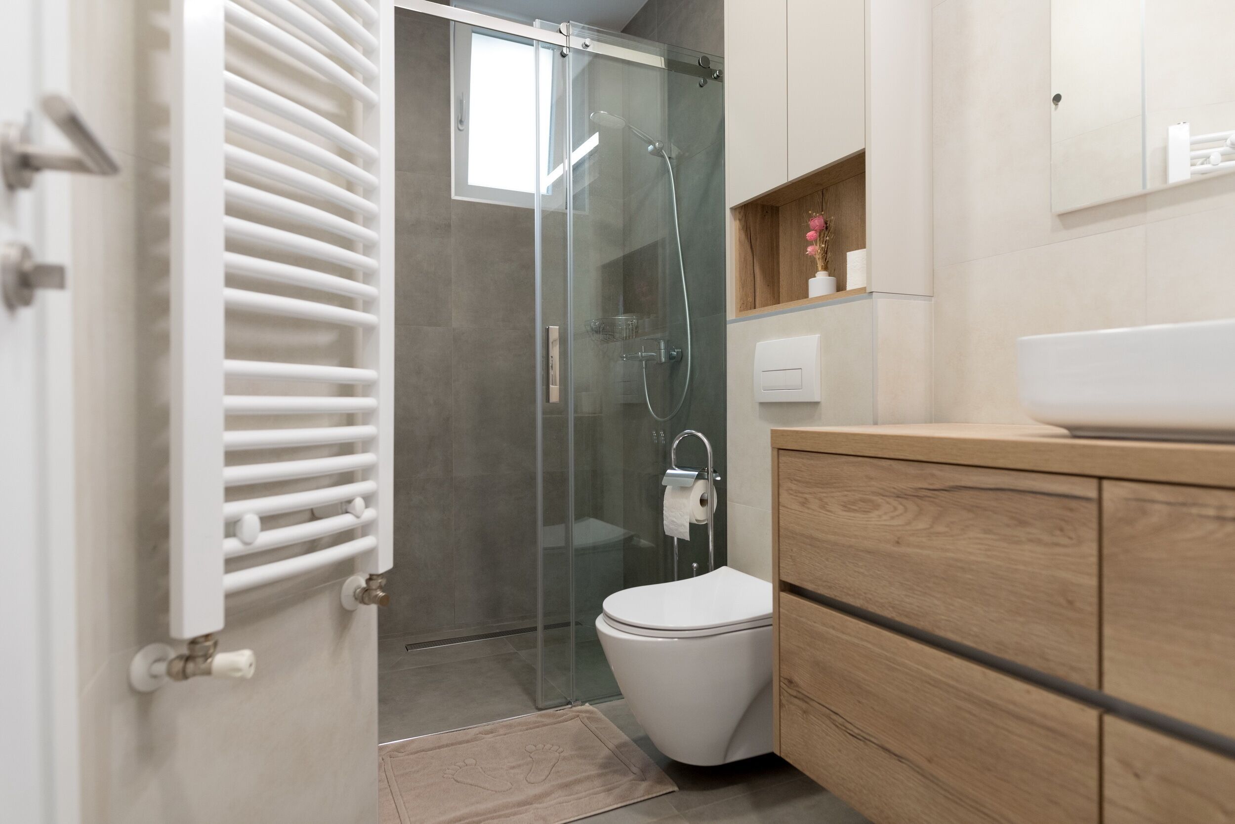 シャワー、ヘアドライヤー、タオル、トイレットペーパー