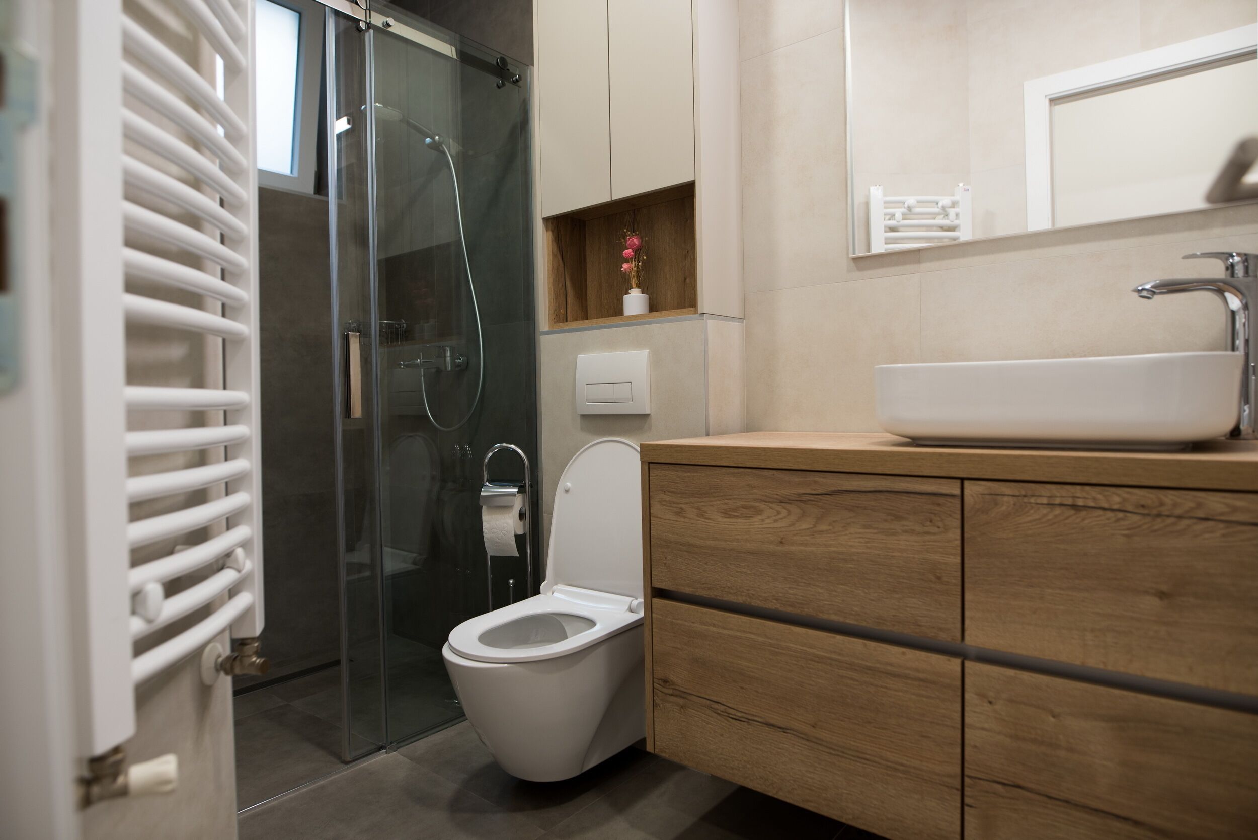 Apartamento família | Banheiro | Chuveiro, secador de cabelo, toalhas de banho, papel higiênico