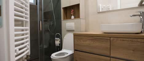 Appartement familial | Salle de bain | Douche, séchoir à cheveux, serviettes fournies, papier de toilette