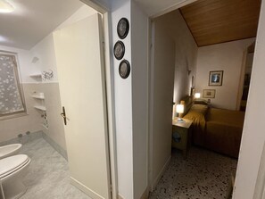Shower, hair dryer, bidet, towels - Le Balze Bright penthouse with secluded panoramic terrace 200 mt from the Duomo (Perugia)