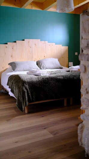 4 habitaciones, tabla de planchar con plancha y cuna de viaje 
