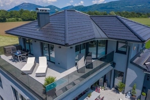 Outdoor dining - Luxurious penthouse apartment (Neu-Anif)