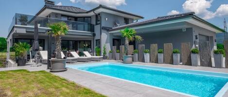 Una piscina al aire libre, una piscina climatizada