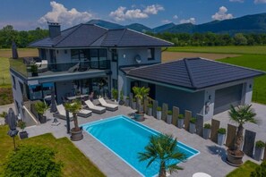 Una piscina al aire libre, una piscina climatizada