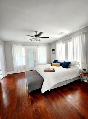 4 bedrooms, iron/ironing board, WiFi, bed sheets - 29 Palms home (Galveston)