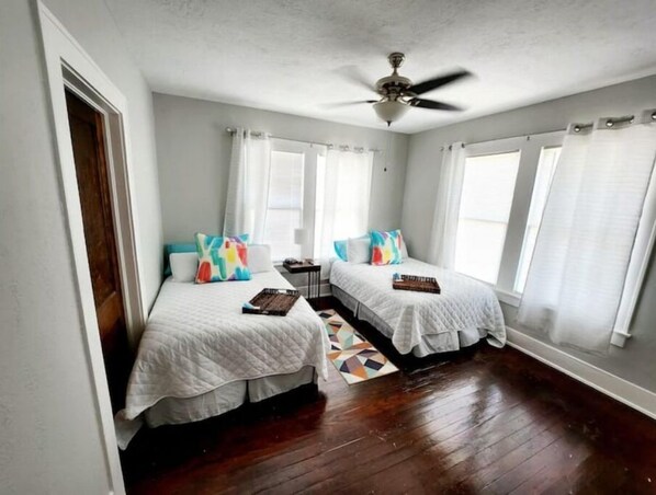 4 bedrooms, iron/ironing board, WiFi, bed sheets