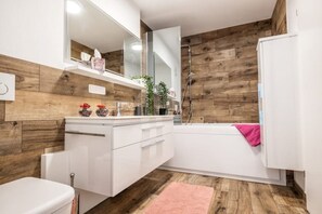 Haartrockner, Handtücher, Seife, Toilettenpapier