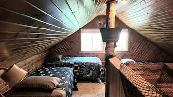 5 bedrooms, desk, travel cot, free WiFi