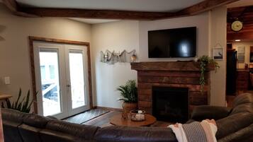 Smart TV, fireplace