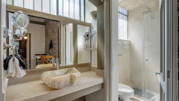 Habitación Deluxe | Baño | Secadora de cabello, toallas, jabón, shampoo