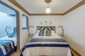 Minibar, brankas, dan didekorasi berbeda-beda