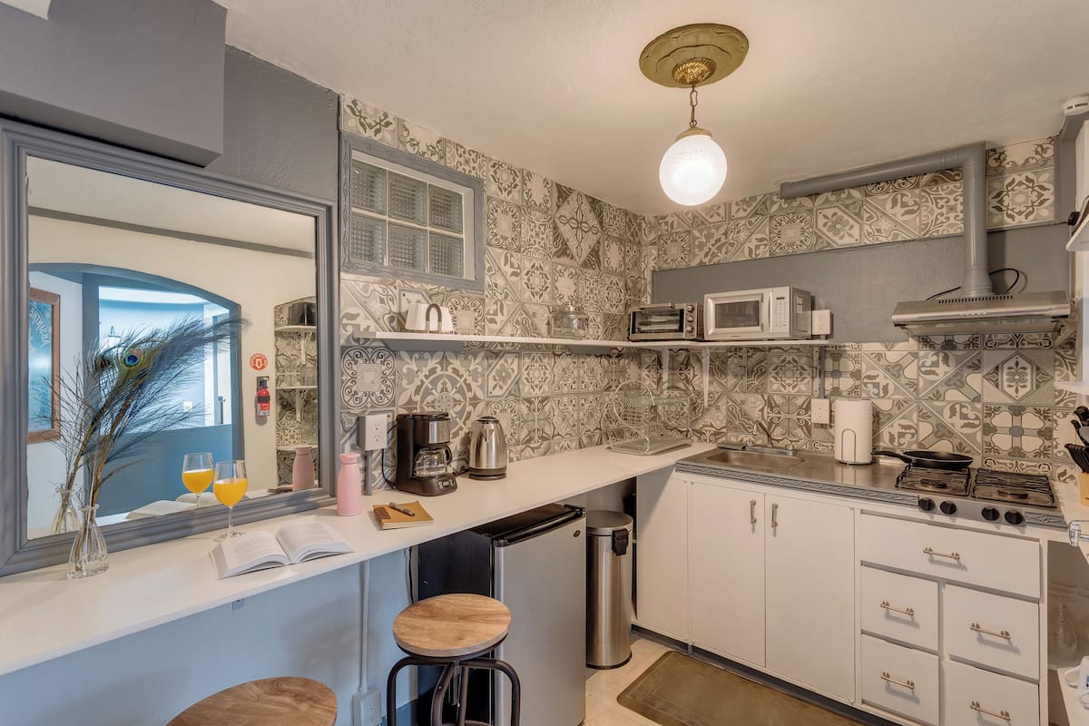 Departamento Confort | Cocina privada | Cafetera y tetera