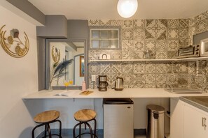 คอมฟอร์ทอพาร์ทเมนท์ | มินิบาร์, ตู้นิรภัยในห้องพัก, ห้องพักตกแต่งอย่างมีเอกลักษณ์