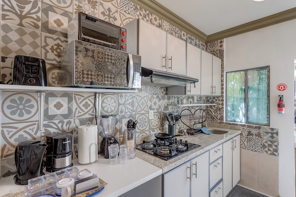 Habitación Deluxe | Cocina privada | Cafetera y tetera