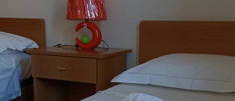 4 makuuhuonetta, silitysrauta/-lauta, vuodevaatteet