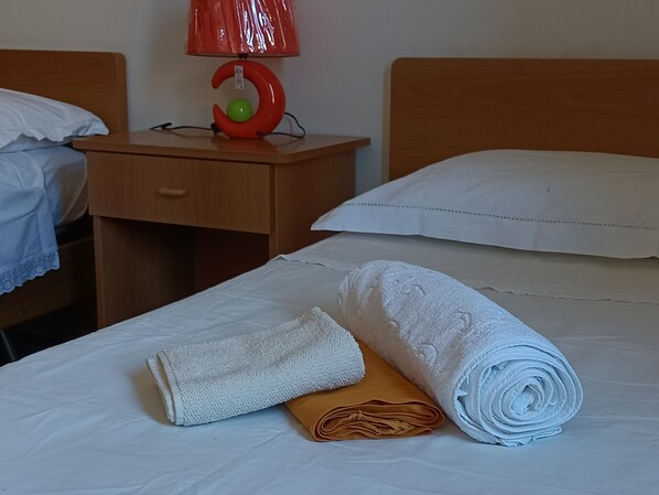 4 bedrooms, iron/ironing board, bed sheets