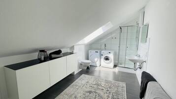 Dusche, Haartrockner, Handtücher, Seife