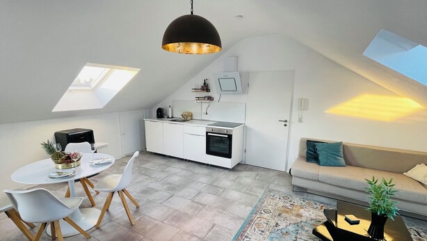 Un apartamento moderno y funcional con cocina, comedor y sala de estar.