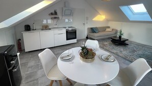 Un loft moderno con cocina, comedor y sala de estar.