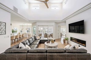 Télévision, cheminée, espaces bureaux