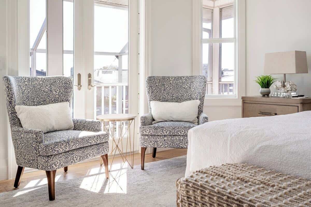 3 soverom, skrivebord, strykejern/-brett og reiseseng for barn