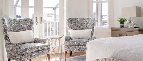 3 室のベッドルーム、デスク、アイロン / アイロン台、旅行用ベビーベッド