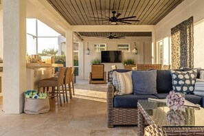 Télévision, cheminée, espaces bureaux