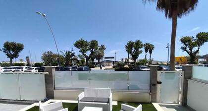 SAILING SUITE APARTMENT WITH BEACHFRONT GARDEN