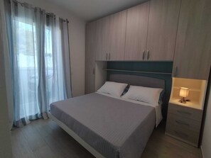 2 bedrooms, WiFi, bed sheets - SAILING SUITE APARTMENT WITH BEACHFRONT GARDEN (Alba Adriatica)