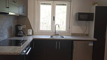 Een koelkast, een microgolfoven, een oven, een kookplaat