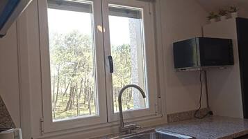 Réfrigérateur, micro-ondes, four, plaque de cuisson