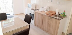 Apartamento | Cozinha privada | Geladeira, micro-ondas, fogão, cooktop