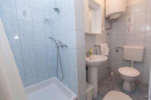 Apartamento | Banheiro | Chuveiro, secador de cabelo, toalhas de banho 