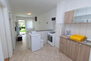 Apartamento | Cozinha privada | Geladeira, micro-ondas, fogão, cooktop