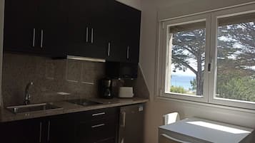 Een koelkast, een magnetron, een kookplaat