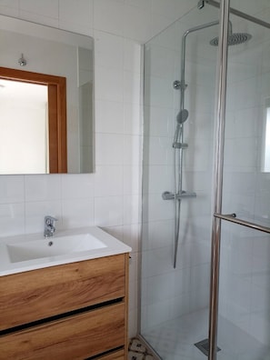 Asciugamani, sapone, shampoo, carta igienica