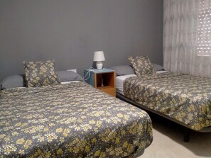 5 bedrooms, iron/ironing board, WiFi, bed sheets - Casa de pueblo El Refugio para 8 personas en Villarrobledo- 4 dormitorios 2 baño (Villarrobledo)