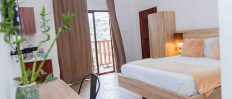 4 bedrooms, desk, free WiFi, bed sheets