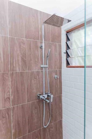 Shower, towels, soap, shampoo - The Treehouse Studio apartments with a large rooftop terrace. (Aburi-South)
