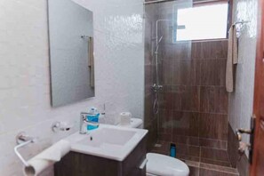 Regadera, toallas, jabón, shampoo 