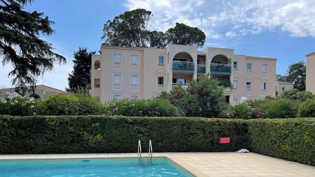 A rectangular swimming pool with two metal ladders, surrounded by a tiled deck. - Spacious cocoon with two terraces (Montpellier)