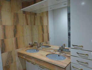 Sèche-cheveux, serviettes fournies