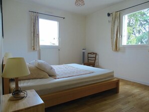 3 chambres, fer et planche à repasser, Wi-Fi, draps fournis